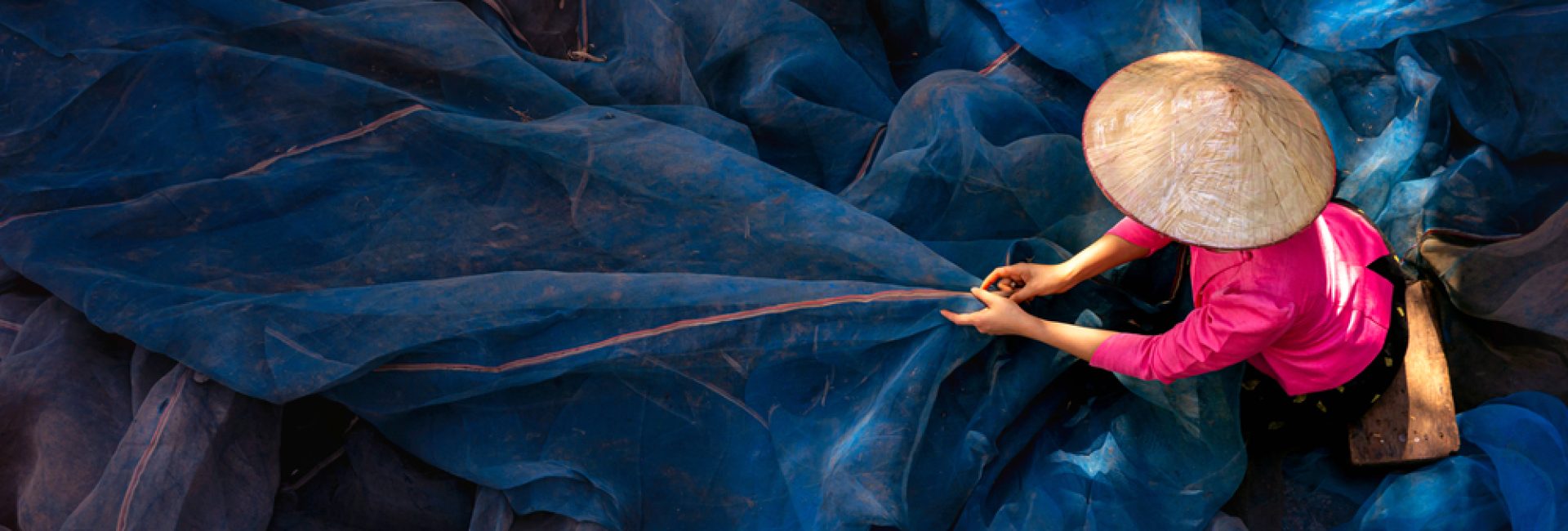Asian,Girl,Sew,The,Fishnet.,Fisherman,Woman,Repairs,Fishing,Net. Asian,Girl,Sew,The,Fishnet.,Fisherman,Woman,Repairs,Fishing,Net.